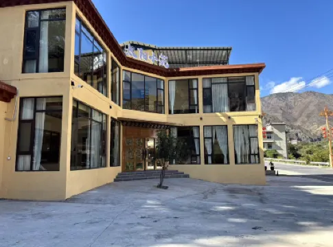 Taiyang Xiaozhu · Life Luxury Scenic Homestay (Benzilan Deqin Viewing Platform) Hotels near The Great Bay of Jinsha River, Meili Snow Mountain National Park