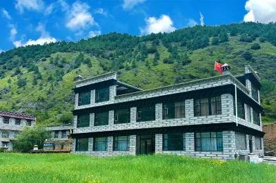吉東民宿 稲城 Langjiling Temple of Gongga周辺のホテル