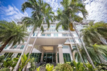 Phavina Hotel Rayong Отели в г. Мыанг Районг