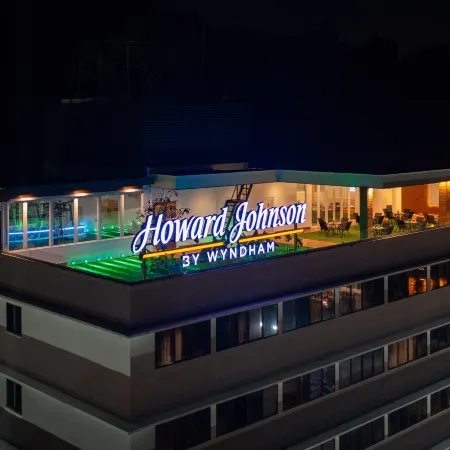 Howard Johnson by Wyndham Kota Kinabalu City Centre Отели рядом с достопримечательностью «Центр Поинт Сабах»