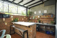 Knocknock70s Home Courtyard Garden, Jonker Parking