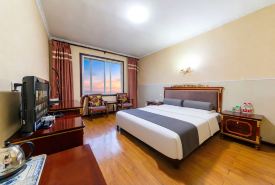 Baolun Grand Hotel (Baolun Town Bus Station)