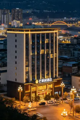 Mango Tree Hotel (Panzhihua South Railway Station Store) - parking