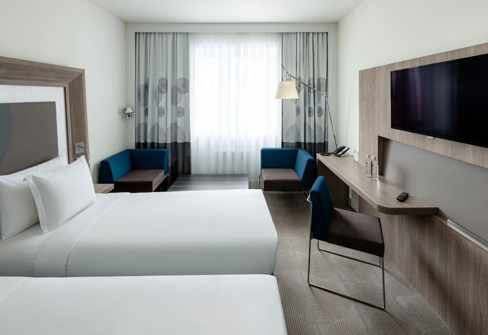 피로를 해소하기 좋은 Novotel 수영장 전경