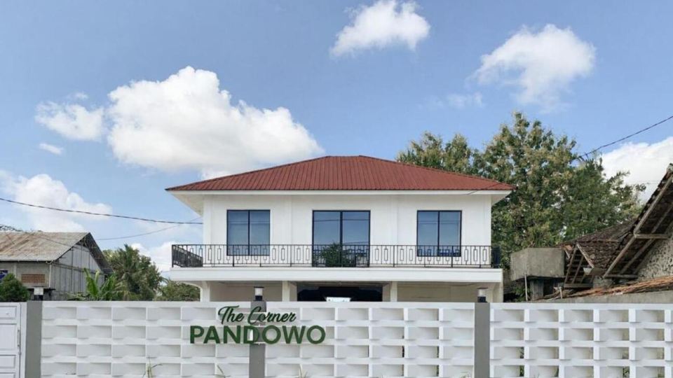 Urbanview Hotel The Corner Pandowo