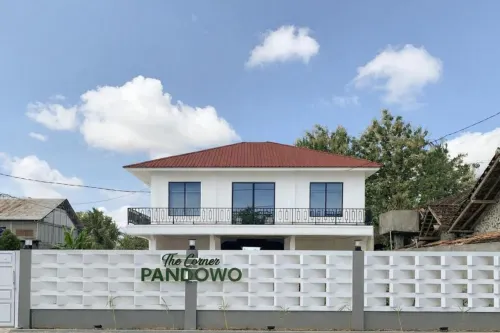 Urbanview Hotel The Corner Pandowo