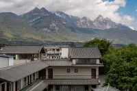 Accompanied by hidden snow and mountain views, a beautiful overnight stay