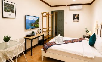 MONSANE VILLA (Centrally located, opposite the night market)