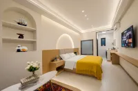 Xinyuan · Half Window Moon | Minimal · Bank · Shorely Homestay (People's Square) - 2-Star
