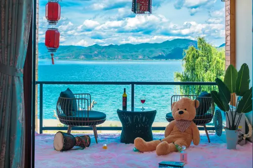 Lakeside Courtyard Hote