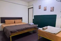 The House Hostel - Hostales