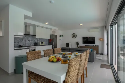 Modern Villa with Private Pool & Outdoor Dining -  Ferienhäuser