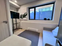 Modern Two-Storey Loft Near UBC - 駐車場