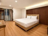 Three One Hotel Hotel dekat Dermaga Witthayu