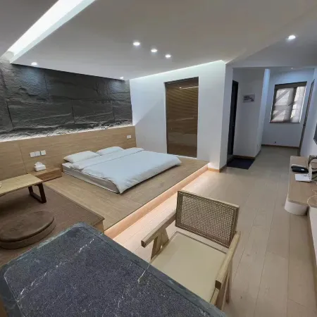 Stone Hot Spring Inn (Hot Spring Qidan Ancient Town)
