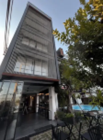 ดัม โฮเทล - ศรีภูมิ