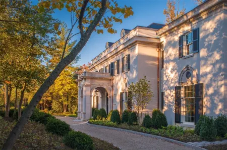 Shanghai hi time holiday home party villa Отели рядом с достопримечательностью «Shanghai International Studies University (Wenxiang Road)»