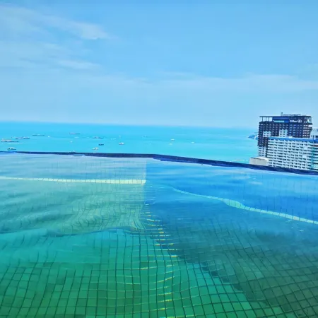 EDGE Sea View Holiday Inn Central Pattaya SEA