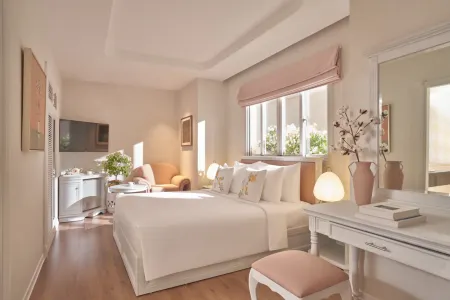 Silverland May Hotel Отели рядом с достопримечательностью «Hutech University of Technology»