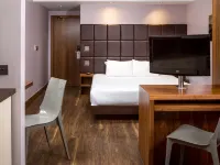 Roomzzz Leeds City Hotels near Briggate