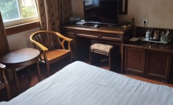 Deqing Juzhong Hotel