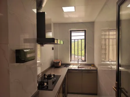 Huaiji Huaicheng Street Hongyu Apartment Отели рядом с достопримечательностью «Huaiji Stadium»