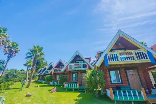 เชจู จุงมุน ล็อก เพนชัน แอนด์ รีสอร์ท - บ้านพักหลังเล็ก