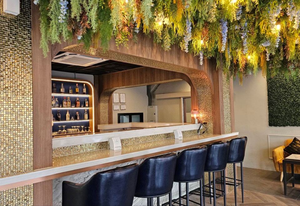 Montree Phuket Hotel의 현대적인 로비 모습