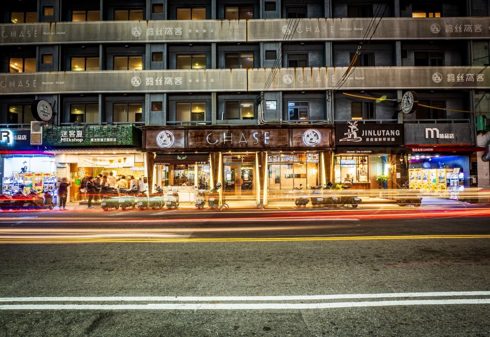 체이스 워커 호텔 객실의 침대와 데스크