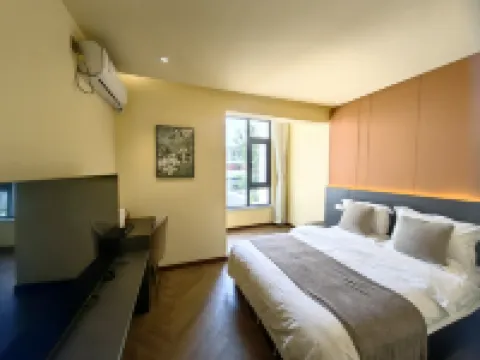 Fuxian Lake Xiyin Temperature Water Pool Villa