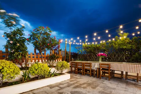 Floral Hotel·Vaguely Nanshan Hot Spring Courtyard Hotel Отели рядом с достопримечательностью «Xi'an Mingde Institute of Technology»