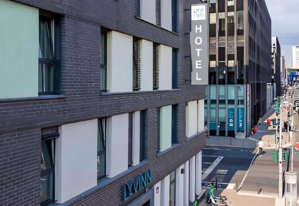 LyvInn Hotel Frankfurt의 밝고 현대적인 객실 인테리어