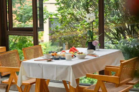 Hailuogou Shanzhiye Private Hot Spring Homestay Отели рядом с достопримечательностью «Moxi Ancient Town»