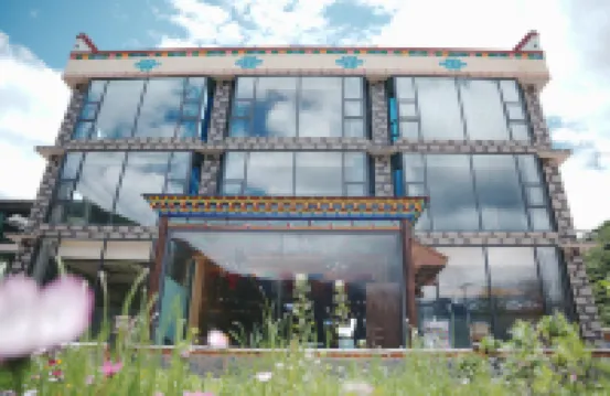A cost-effective homestay where you can lie in bed and gaze at the Siguniang Mountain