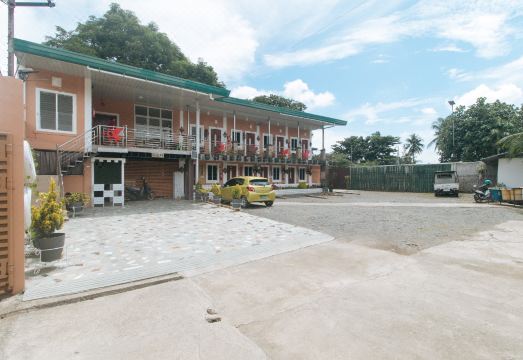 RedDoorz @ Queens Hometel 객실