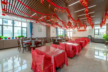 Desert Hotel Отели рядом с достопримечательностью «Первая средняя школа в Таймэнгуане»