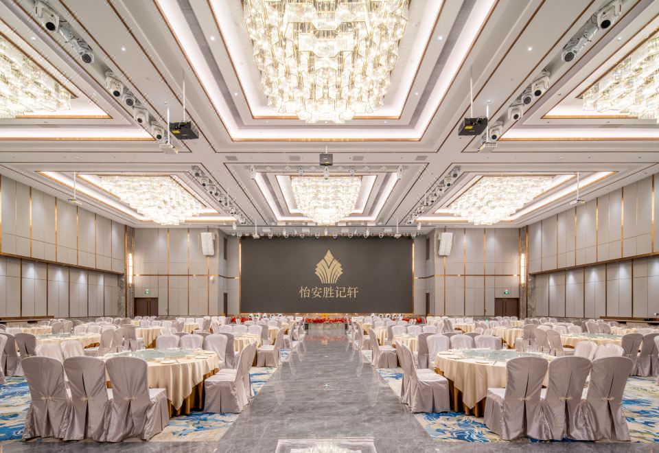 Triumphal Arch Hotel Dongguan Over view