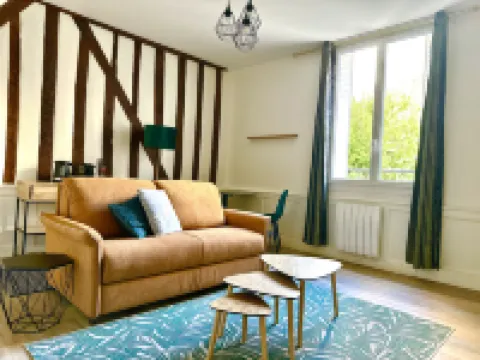 Charming studio, train station nearby