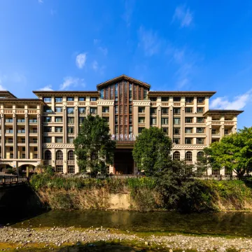 Jinfoshanwenquanjiari Hotel Отели рядом с достопримечательностью «Laolongdong Scenic Area»