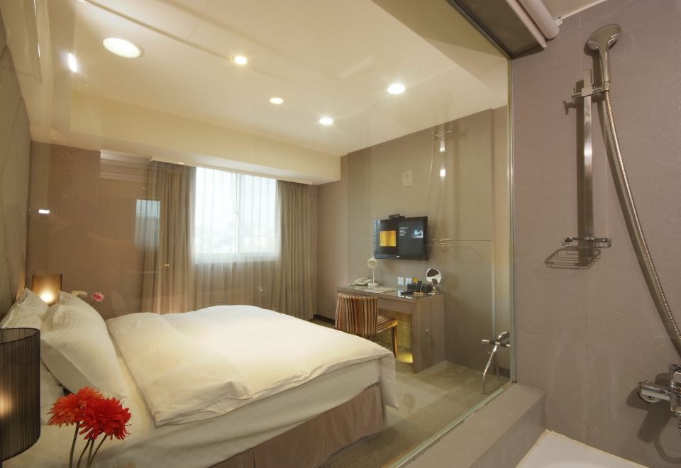THE METRO HOTEL Thumbnail 6