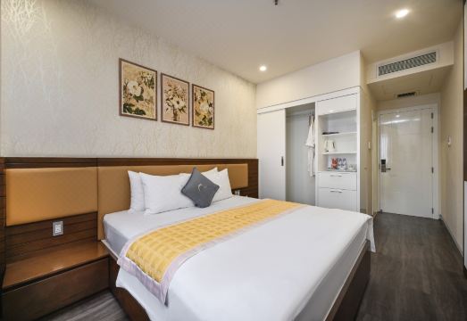 The Moon 2 Hotel의 모던한 객실