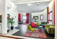 B&B Hotel Saint-Quentin-en-Yvelines Centre Gare 4 étoiles Hotel di Guyancourt