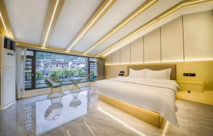 Linjianglou River View Boutique Hotel (Zhusheng Bridge Branch, Zhenyuan Ancient Town)