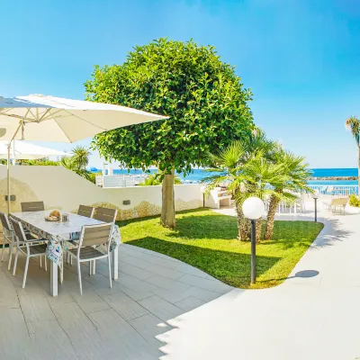 Luxury Villa on the Beach with Sunset and Sea View  호텔