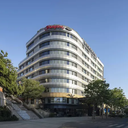 Qingdao May Fourth Square Olympic Sailing Center Hampton by Hilton Hotel Отели рядом с достопримечательностью «Циндао-Восточный Университет»