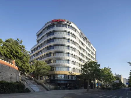 Qingdao May Fourth Square Olympic Sailing Center Hampton by Hilton Hotel Отели рядом с достопримечательностью «Qingdao Administrative Institute»