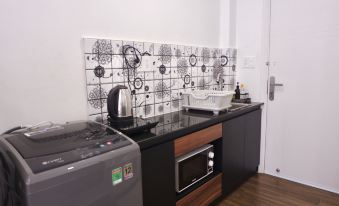 WE stayin Saigon | Ben Thanh Market | City View Studio