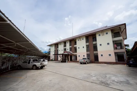 K.N Grand Hotel Отели рядом с достопримечательностью «Wat Rong Saeng»
