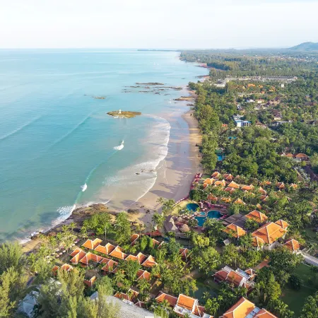 Khaolak Laguna Resort Отели рядом с достопримечательностью «Мемориал Цунами»