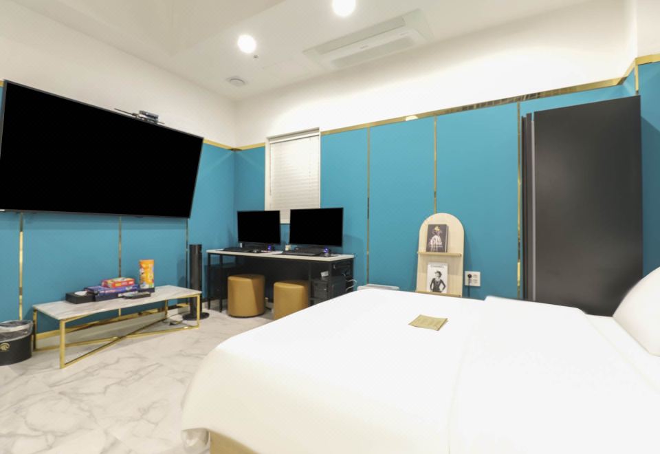 아렌츠 호텔의 깔끔한 로비 공간 이미지